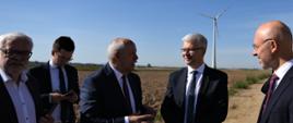 Minister klimatu Michał Kurtyka oraz pełnomocnik rządu ds. OZE, wiceminister Ireneusz Zyska w Gaju Oławskim