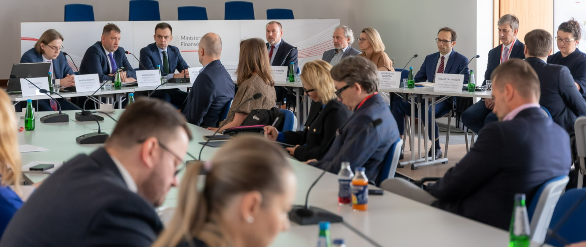Minister Finansów Andrzej Domański,oraz kierownictwo MF i KAS na spotkaniu z przedstawicielami organizacji, które biorą udział w konsultacjach w sprawie wdrożenia KSeF. 