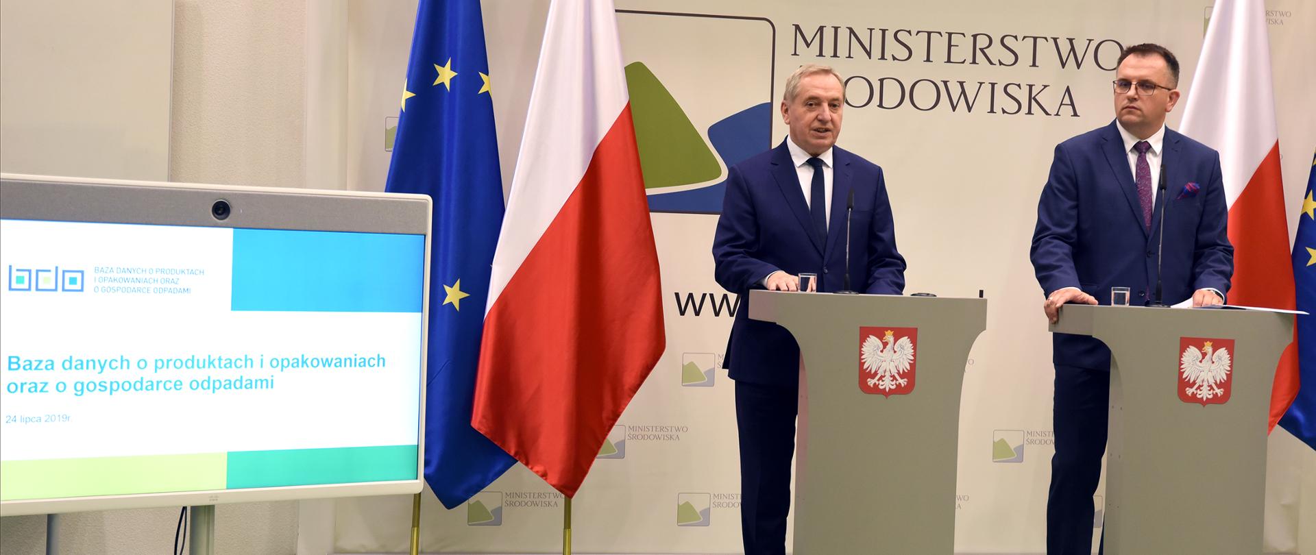 minister środowiska Henryk Kowalczyk, dyrektor Instytutu Ochrony Środowiska Krystian Szczepański