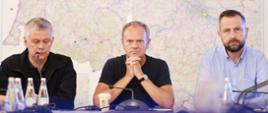 Premier Donald Tusk podczas sztabu kryzysowego we Wrocławiu. 