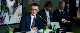 Wiceminister Karol Okoński przemawia do mikrofonu.
