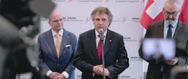 Na zdjęciu wiceminister funduszy i polityki regionalnej Jacek Karnowski w towarzystwie innych uczestników spotkania