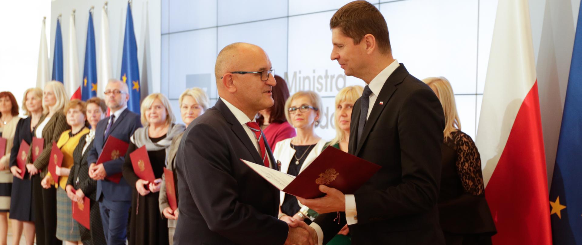 W Kancelarii Prezesa Rady Ministrów odbyły się ogólnopolskie obchody Dnia Edukacji Narodowej z udziałem Ministra Edukacji Narodowej Dariusza Piontkowskiego. Podczas uroczystości zasłużeni nauczyciele oraz pracownicy oświaty otrzymali odznaczenia państwowe, medale, nagrody Ministra Edukacji Narodowej, a także tytuły honorowego Profesora Oświaty. Wyróżnienia odebrali także uczestnicy międzynarodowego turnieju Worldskills Kazań 2019.

