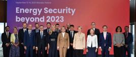 Family photo uczestników konferencji „Bezpieczeństwo energetyczne po 2023 r. – osiągnięcie gotowości na zimę w niespokojnych czasach”