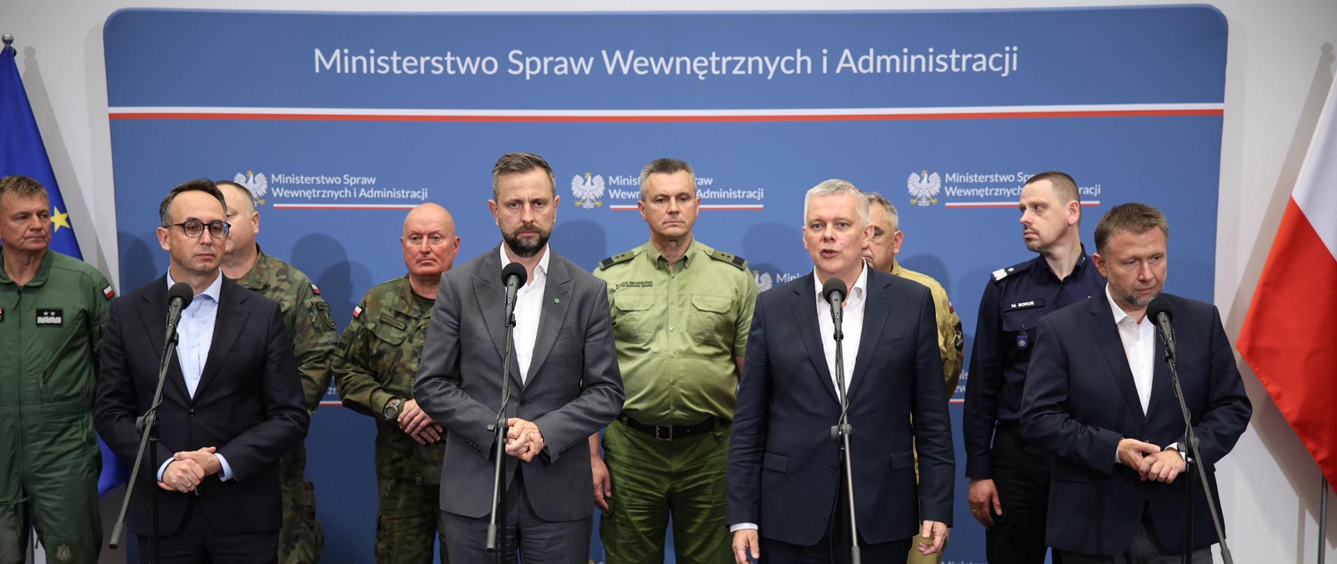 Wicepremiera, Ministra Obrony Narodowej Władysława Kosiniaka-Kamysza, Ministra Spraw Wewnętrznych i Administracji Tomasza Siemoniaka, Ministra ds. odbudowy po powodzi Marcina Kierwińskiego oraz Ministra Infrastruktury Dariusza Klimczaka