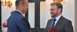 Minister zdrowia Łukasz Szumowski wręcza akt nominacyjny swojemu poprzednikowi Konstantemu Radziwiłłowi, powołując go w skład rady społecznej narodowej debaty o zdrowiu "Wspólnie dla Zdrowia".