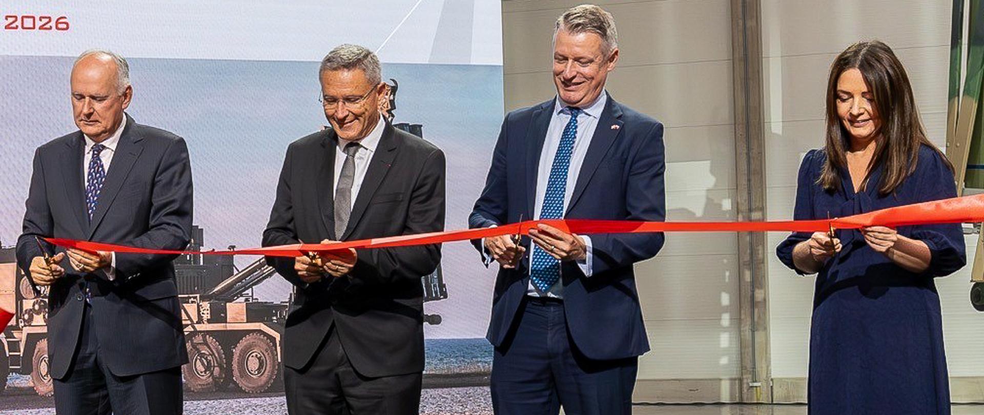 Wiceminister Paweł Zalewski wspólnie z brytyjskim wiceministrem obrony ds. Gotowości i Przemysłu Obronnego, Luke Pollardem, uroczyście otworzył nowoczesne Centrum Obsługowe koncernu MBDA w Czosnowie.