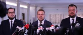 Wiceminister klimatu i środowiska Jacek Ozdoba podczas konferencji prasowej