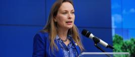 Minister Katarzyna Pełczyńska-Nałęcz na konferencji prasowej o zakresie rewizji w KPO, minister stoi przy pulpicie z mikrofonem