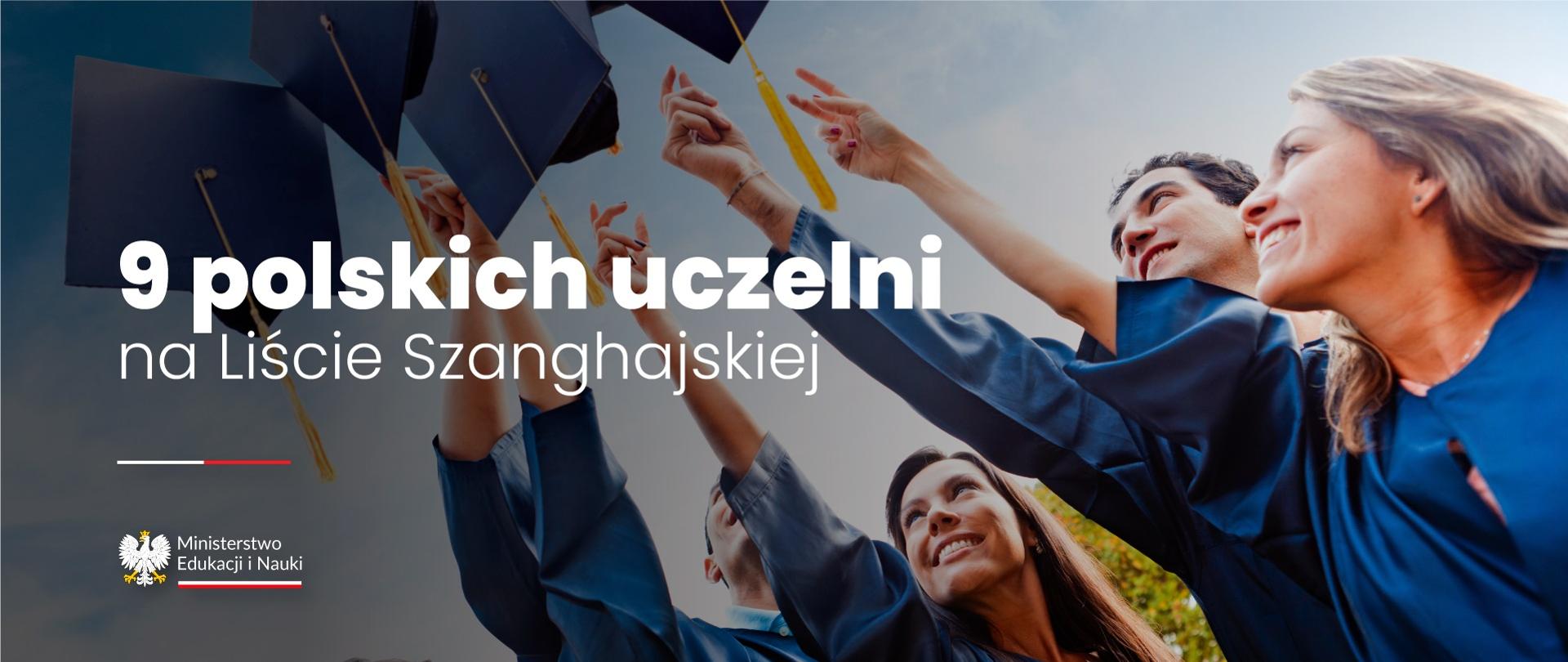 Zdjęcie - kilkoro młodych ludzi podrzuca w górę studenckie czapki, obok napis 9 polskich uczelni na Liście Szanghajskiej.