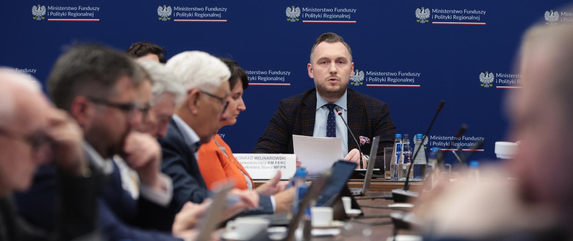 Wiceminister Konrad Wojnarowski w sali konferencyjnej podczas spotkania