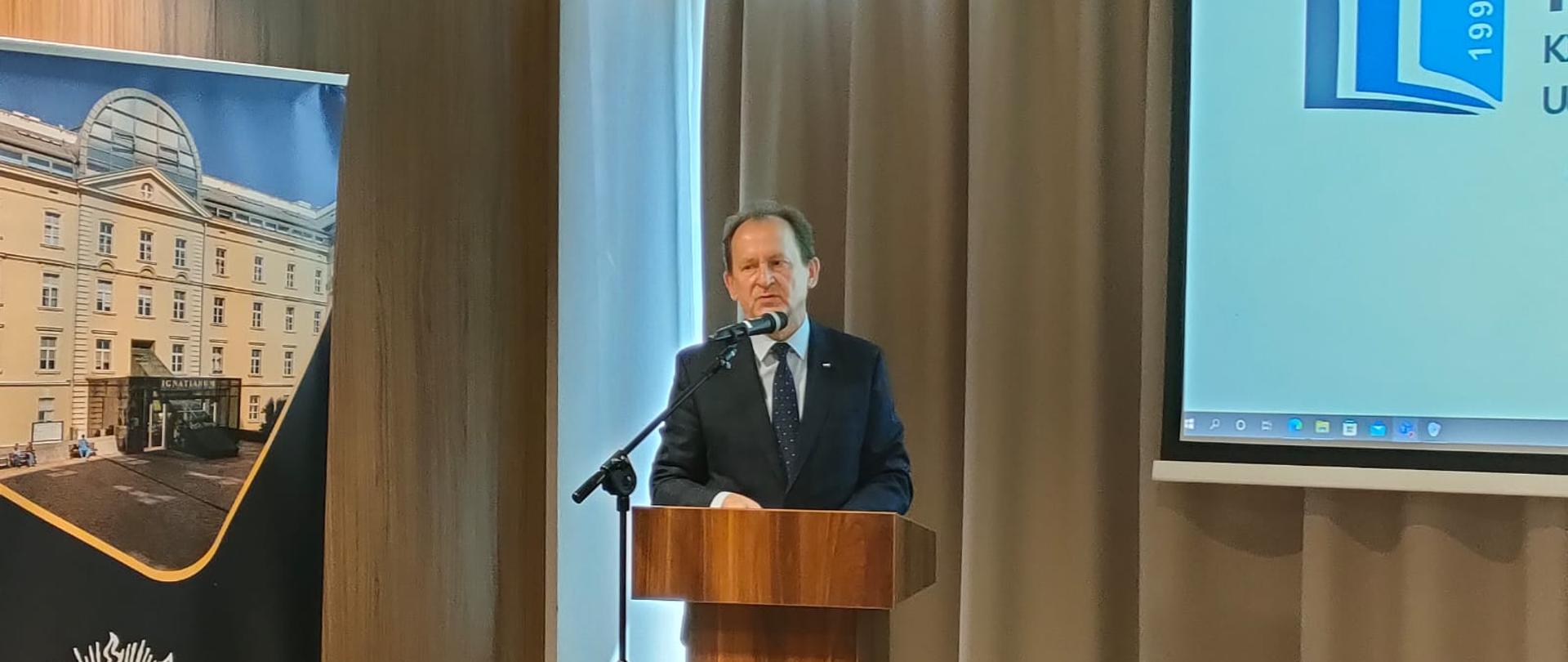 Przemawia wiceminister Włodzimierz Bernacki