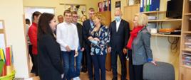Wiceminister Marzena Machałek z wizytą w Zgorzelcu, wiceminister Marzena Machałek stoi w towarzystwie pracowników i podopiecznych ośrodka w jednej z pracowni
