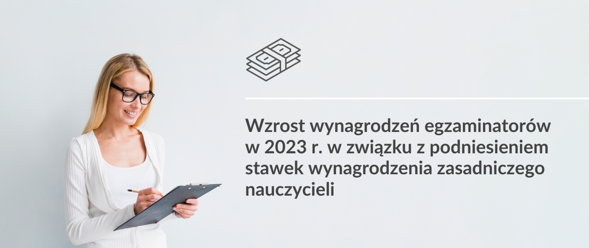 Grafika - na jasnoszarym tle kobieta trzymająca kartkę i napis Wzrost wynagrodzeń egzaminatorów w 2023 r. w związku z podniesieniem stawek wynagrodzenia zasadniczego nauczycieli.
