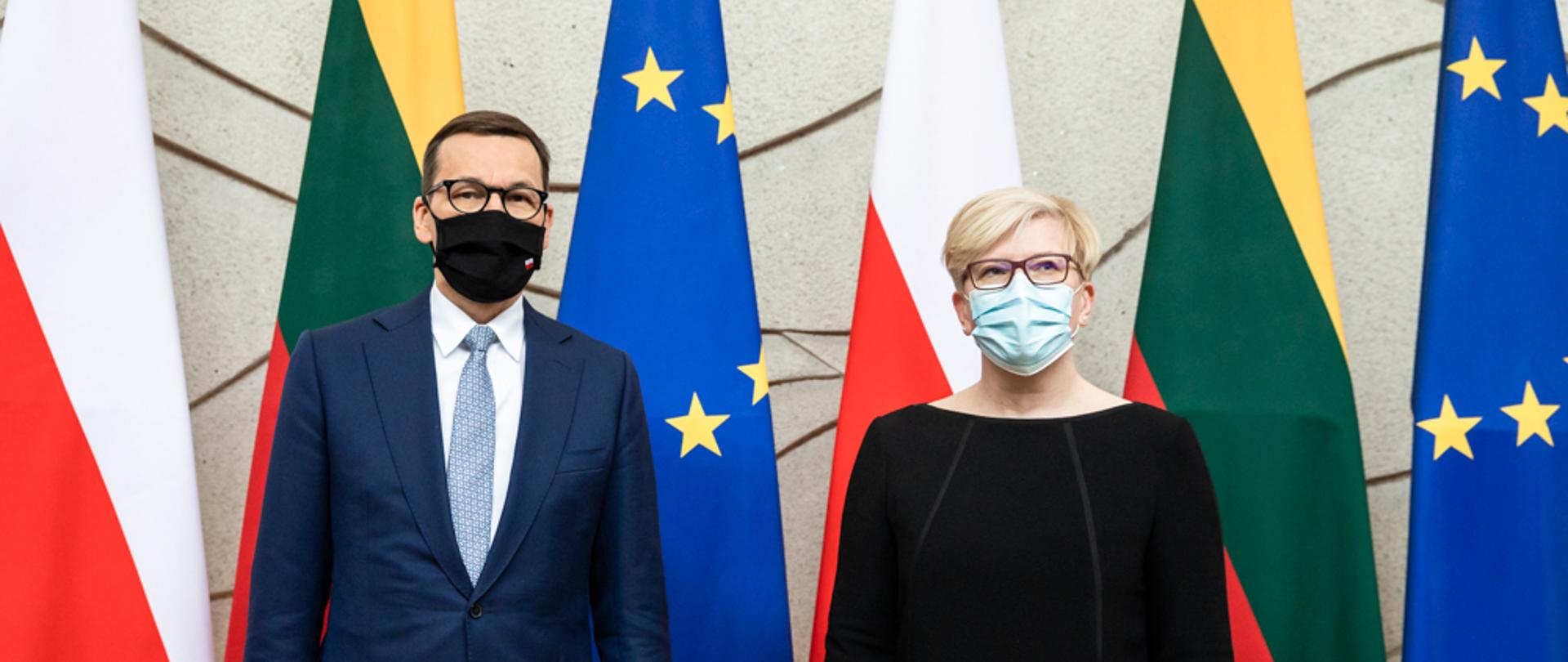 Premier Polski i premier Litwy na tle flag.