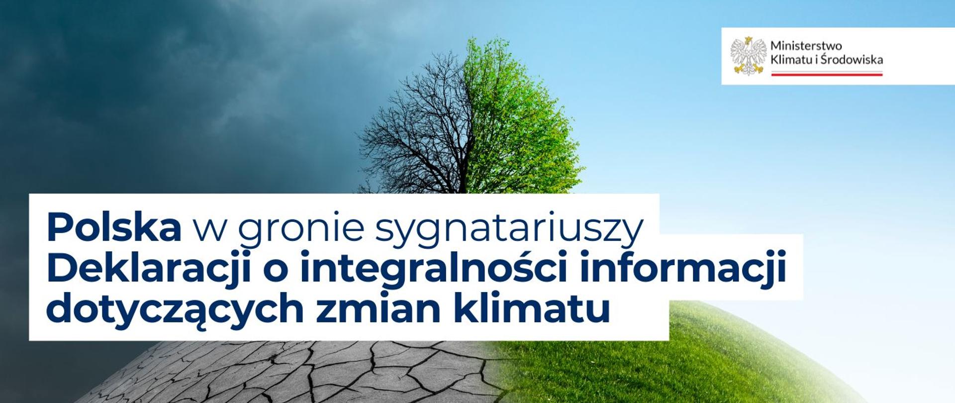 zdjęcie w tle podzielone jest na dwie części: po prawej stronie widzimy drzewo, które kwitnie, zieloną trawę i niebieskie niebo. Lewa strona jest szara, drzewo nie ma liści a zmienia, w której rośnie jest popękana. Na środku baneru widnieje napis: Polska w gronie sygnatariuszy Deklaracji o integralności informacji dotyczących zmian klimatu.