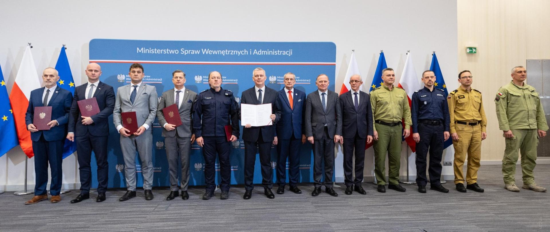 Przedstawiciele związków zawodowych i kierownictwa MSWiA. W środku minister Tomasz Siemoniak prezentujący dokument porozumienia.