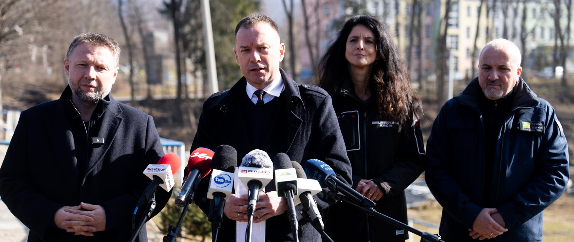 Uczestnicy konferencji w Stroniu Śląskim poświęconej Programowi odbudowy infrastruktury sportowej. Na pierwszym planie przy mikrofonie wiceminister sportu i turystyki, Piotr Borys