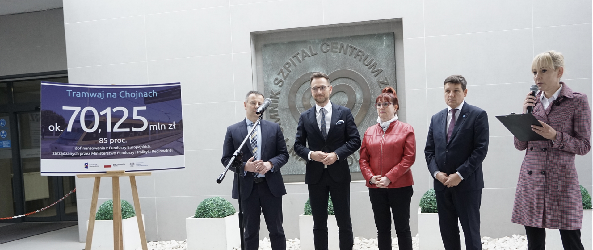 uczestnicy uroczystości stoją, za nimi napis Pomnik Szpital „Centrum Zdrowia Matki Polki”