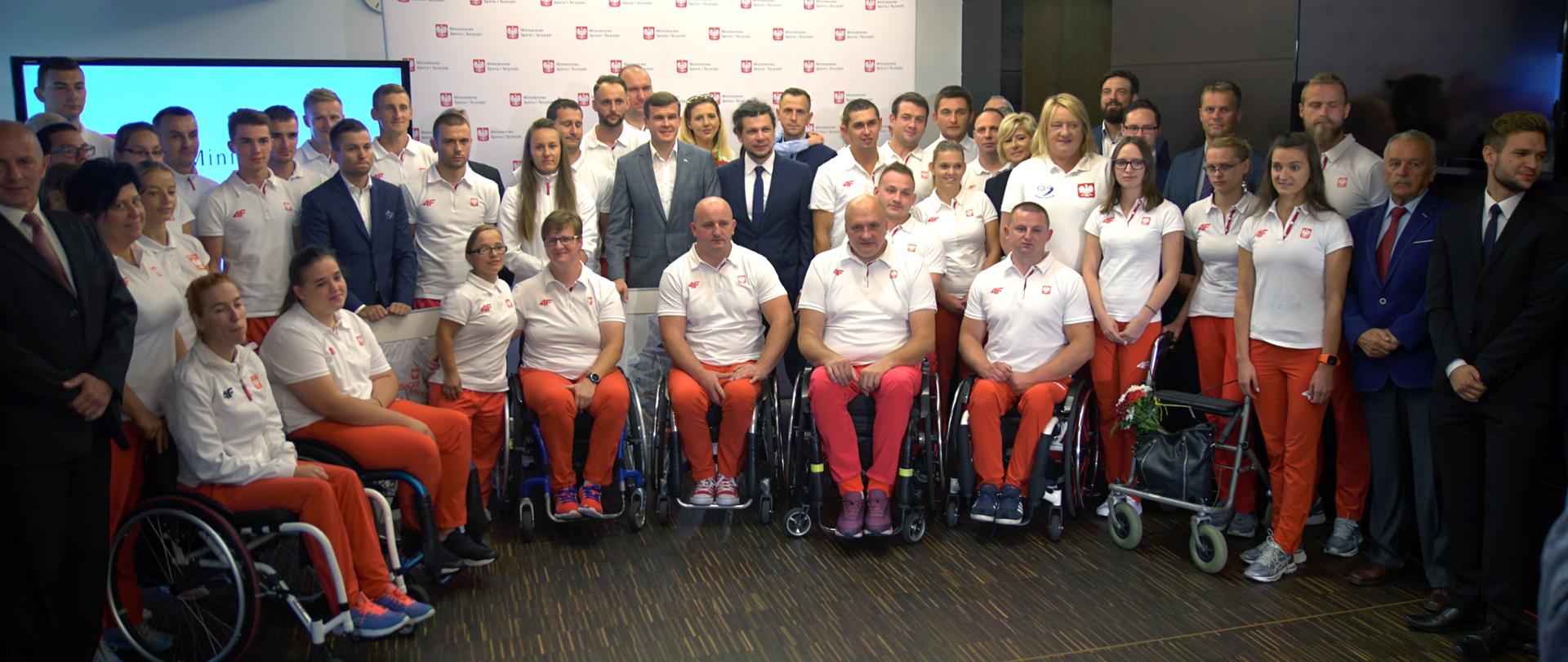 Wspólne zdjęcie sportowców i gości
