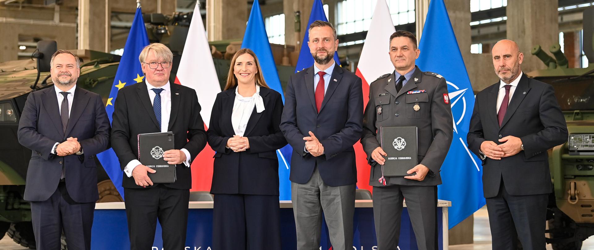 30 maja 2026 r. w Zakładach Rosomak S.A. w Siemianowicach Śląskich, w obecności wicepremiera - ministra obrony narodowej Władysława Kosiniaka-Kamysza oraz Pełnomocnik Rządu ds. Instrumentu na rzecz Zwiększenia Bezpieczeństwa Magdaleny Sobkowiak-Czarneckiej, odbyło się podpisanie kolejnych umów finansowanych z programu SAFE na dostawy Wozów Ewakuacji Medycznej oraz wozów dowodzenia na podwoziu transporterów ROSOMAK. Fot. plut. Wojciech Król/MON