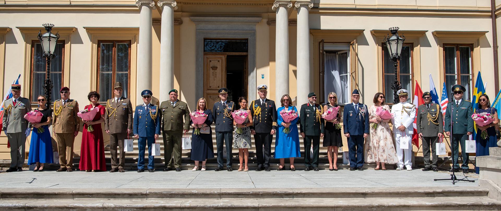 W Ośrodku Reprezentacyjnym Ministra Obrony Narodowej w Helenowie odbyła się uroczysta ceremonia pożegnania kończących swoją misję dyplomatyczną w Rzeczypospolitej Polskiej attaché obrony.