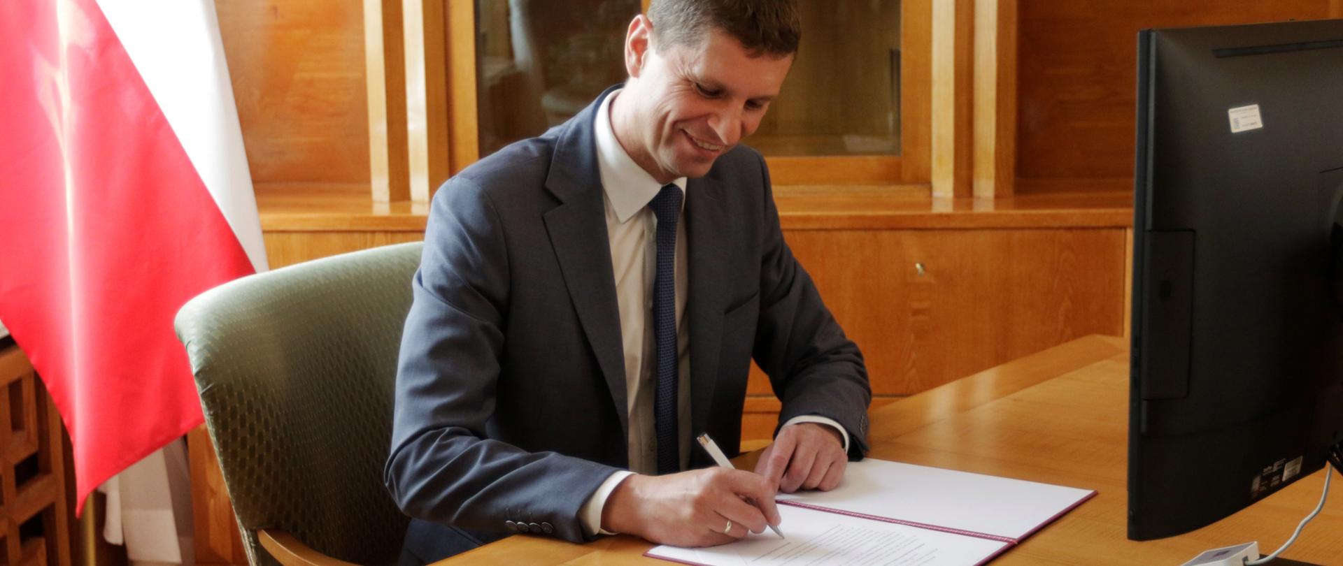 Minister Edukacji Narodowej podpisuje projekt rozporządzenia w sprawie organizacji roku szkolnego. 