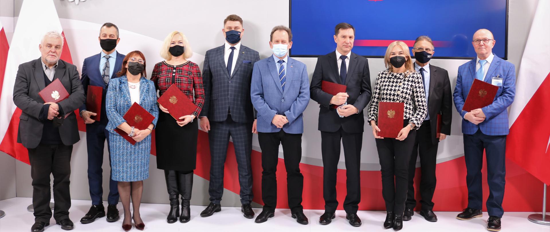 Wiceminister Włodzimierz Bernacki powołał nowych członków Zespołu doradczego ds. programu „Doskonała nauka” oraz niektórych spraw dotyczących środków finansowych przeznaczonych na finansowanie działalności upowszechniającej naukę, wiceminister Włodzimierz Bernacki w towarzystwie członków zespołu.