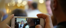 Powitanie polskich lekkoatletów - uczestników ME Berlin 2018 Kadr ze smartphonem