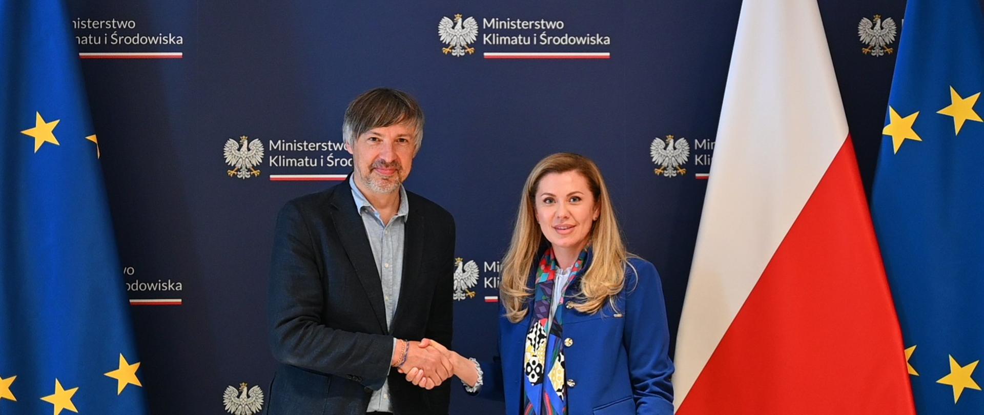 Wiceminister klimatu i środowiska Krzysztof Bolesta podczas spotkania z Ambasador Republiki Mołdawii w RP Violetą Agrici.
