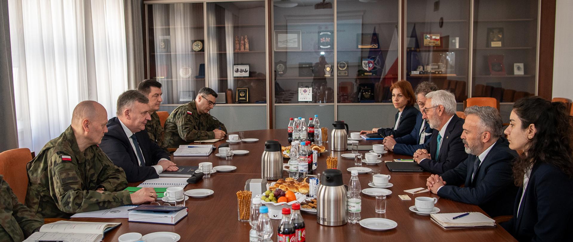 Wiceminister obrony narodowej, Paweł Bejda spotkał się z dyrektorem generalnym tureckiej spółki Makine ve Kimya Endustrisi A. S. (MKE), Ilhami Kelesem. Rozmowy koncentrowały się wokół możliwości strategicznej współpracy pomiędzy polskim przemysłem obronnym a tureckim państwowym producentem uzbrojenia. Podczas spotkania zaprezentowana została m.in. oferta MKE dotycząca kompletnego transferu technologii produkcji amunicji kalibru 155 mm, która umożliwiłaby niezależną, krajową produkcję wszystkich jej komponentów w zakładach PGZ S.A.