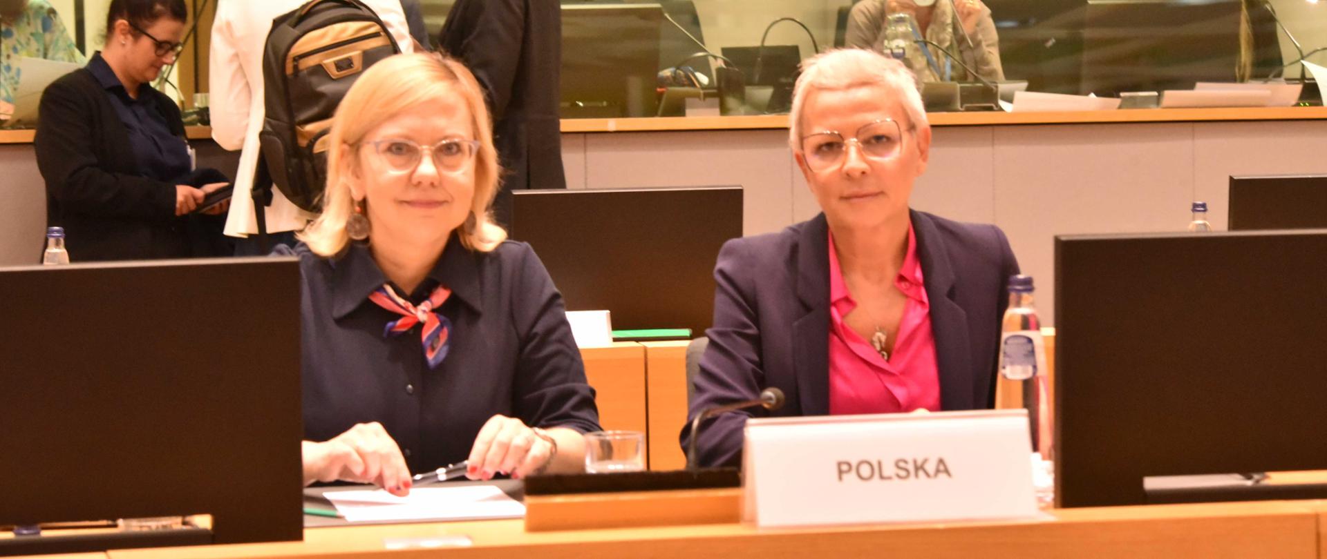 Minister Klimatu i Środowiska Anna Moskwa oraz Wiceminister Klimatu i Środowiska Anna Łukaszewska-Trzeciakowska podczas nadzwyczajnego spotkania ministrów UE