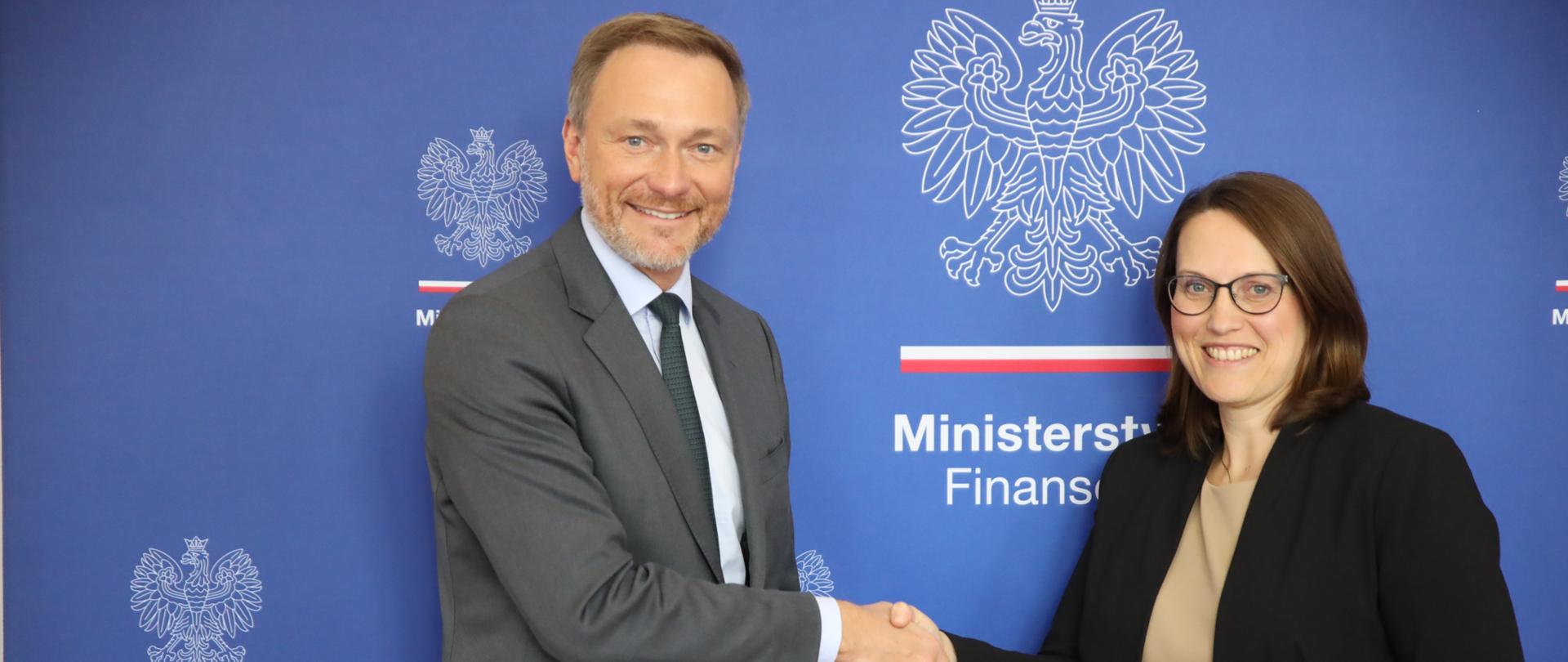 Magdalena Rzeczkowska z minister finansów Niemiec Linderem na tle ścianki MF