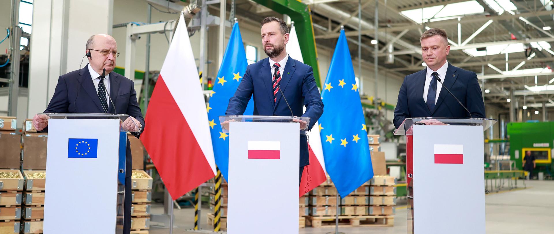 6 marca 2026 r. w zakładach produkcyjnych MESKO S.A. w Skarżysku-Kamiennej, wicepremier - minister obrony narodowej Władysław Kosiniak-Kamysz oraz komisarz Unii Europejskiej ds. obrony i przestrzeni kosmicznej Andrius Kubilius, przebywali z wizytą, w ramach której spotkali się z zarządem oraz zapoznają się z infrastrukturą i możliwościami produkcyjnymi przedsiębiorstwa zbrojeniowego. Fot. Krzysztof Niedziela/MON
