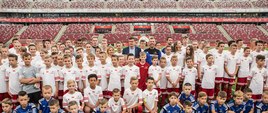 Młodzi piłkarze na murawie PGE Narodowego