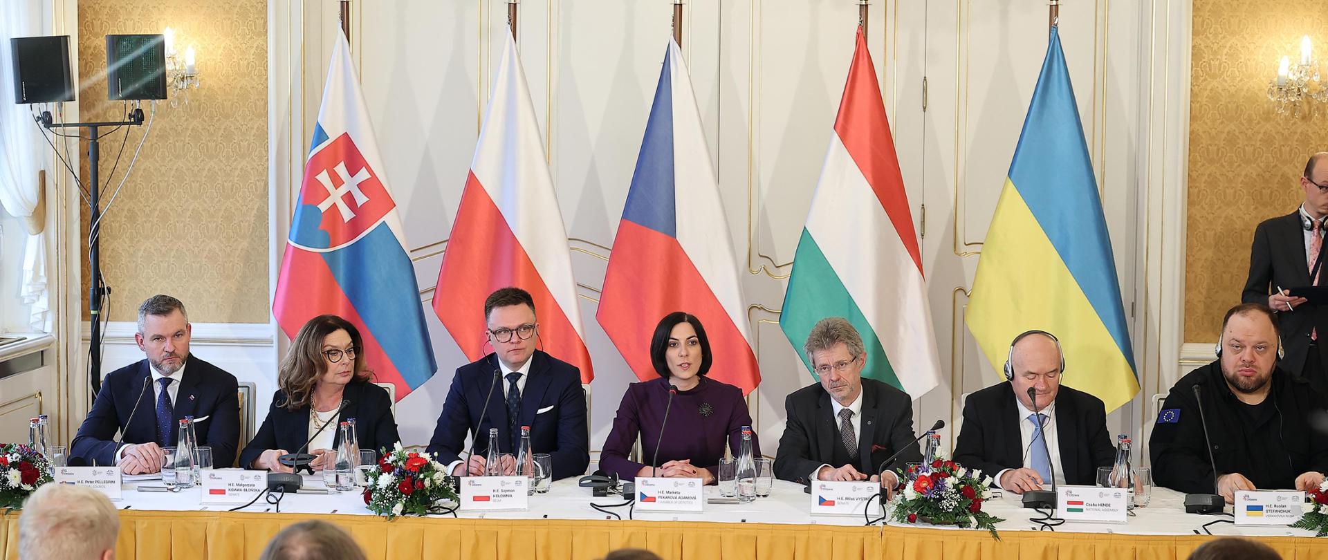 29.02.2024 PragaWizyta marszalek Senatu RP Malgorzaty Kidawy Blonskiej wraz z delegacja w Republice CzeskiejSzczyt przewodniczacych parlamentow panstw Grupy WyszechradzkiejOSwiadczenia dla prasyFot. Tomasz Paczos