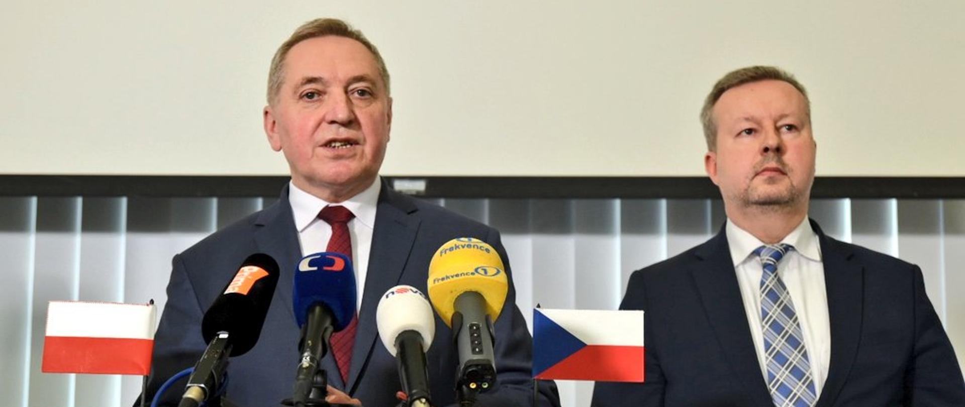 Ministrowie środowiska Henryk Kowalczyk i Richard Brabec