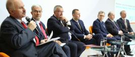 paneliści siedzą, do mikrofonu mówi prof. Waldemar Paruch