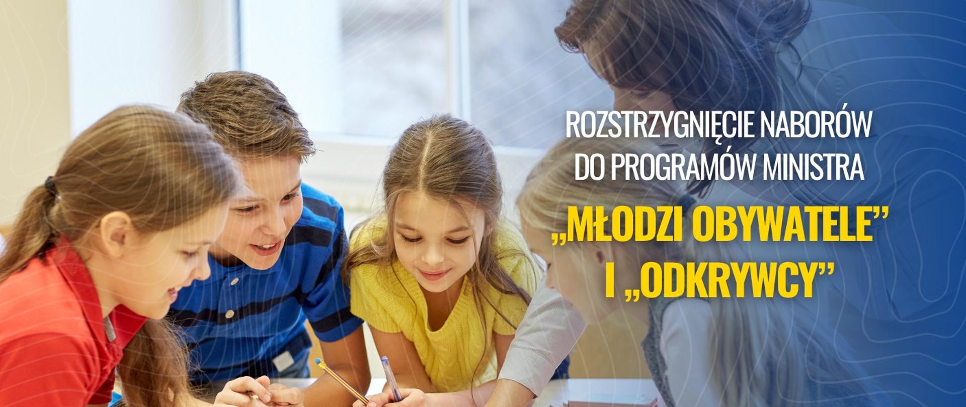 Rozstrzygnięcie naborów do programów ministra Młodzi obywatele i odkrywcy to napis po prawej stronie grafiki, po lewej zaś dzieci uśmiechnięte i pochylone nad kartką przy ławce