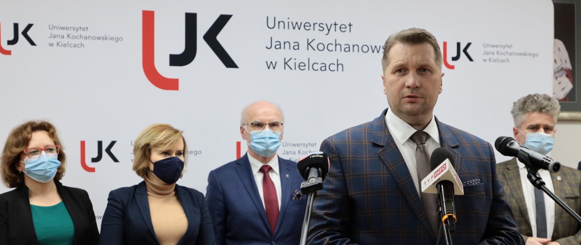 minister Przemysław Czarnek przemawia podczas konferencji w Kielcach