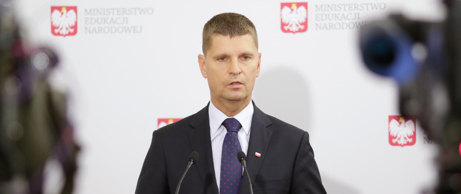 Bezpieczny powrót do szkół – konferencja prasowa ministra edukacji i minister rodziny 