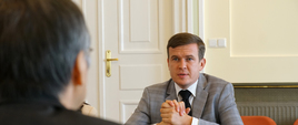 Wizyta Ambasadora Japonii - Minister i Ambasador dyskutują