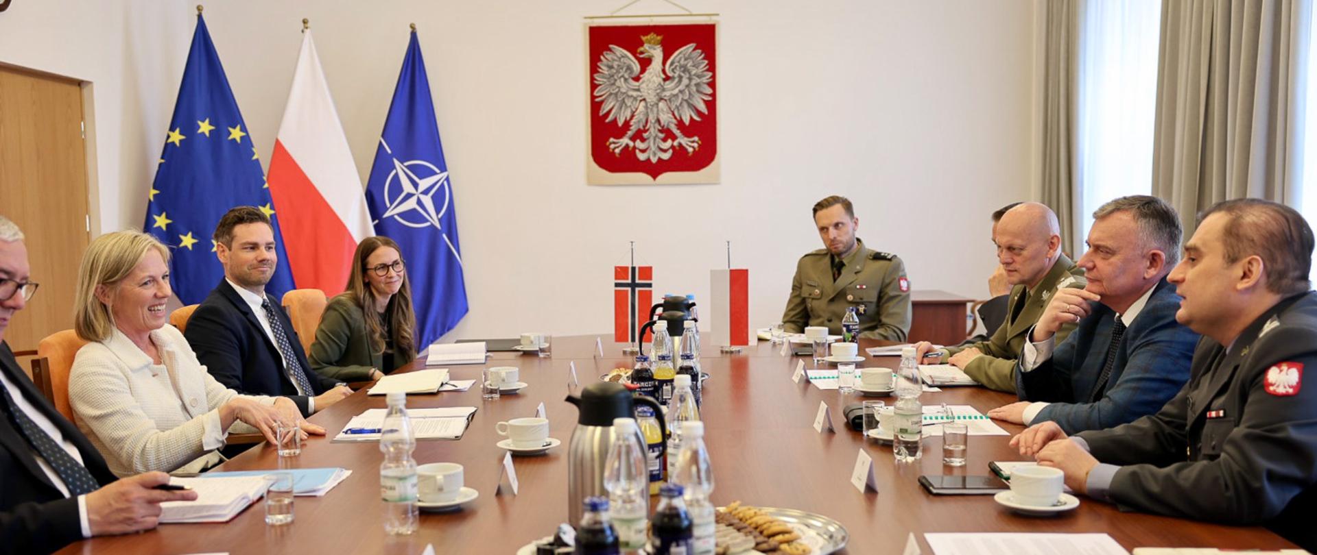 22 kwietnia w Warszawie odbyło się spotkanie Sekretarza Stanu w MON Pawła Bejdy z Sekretarz Stanu Obrony Narodowej Norwegii Marte Gerhardsen. Rozmowy dotyczyły współpracy obronnej między Polską a Norwegią, ze szczególnym uwzględnieniem aktualnych wyzwań bezpieczeństwa oraz długofalowych projektów zbrojeniowych.