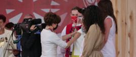 Minister Maląg przypina Honorowe Odznaki Meritis pro Familia wyróżnionym osobom