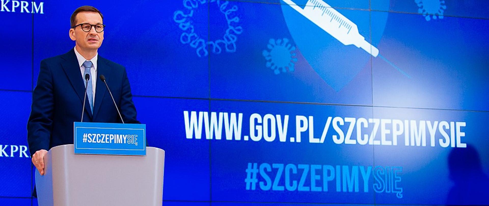 Premier Mateusz Morawiecki i napis gov.pl/szczepimysie
