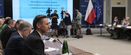 Marszałek Woj. Zachodniopomorskiego Olgierd Geblewicz siedzi przy stole