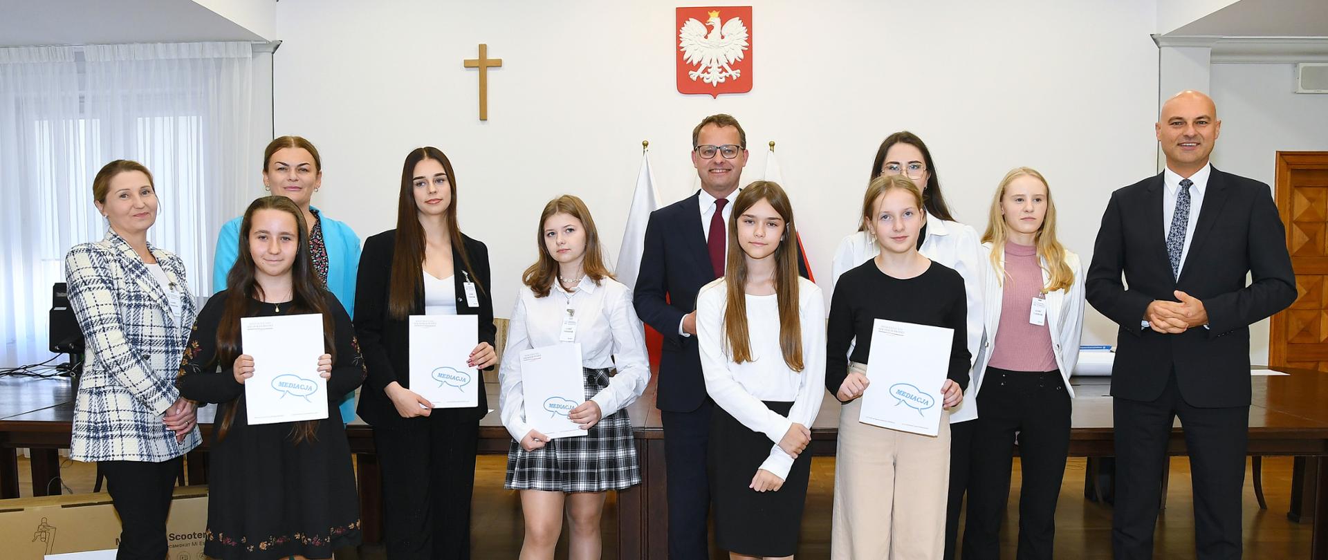 Nagrody dla zwycięzców konkursu na plakat promujący Międzynarodowy Dzień Mediacji