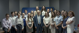 w środku stoi Jerzy Kwieciński, wokół niego stoją studenci