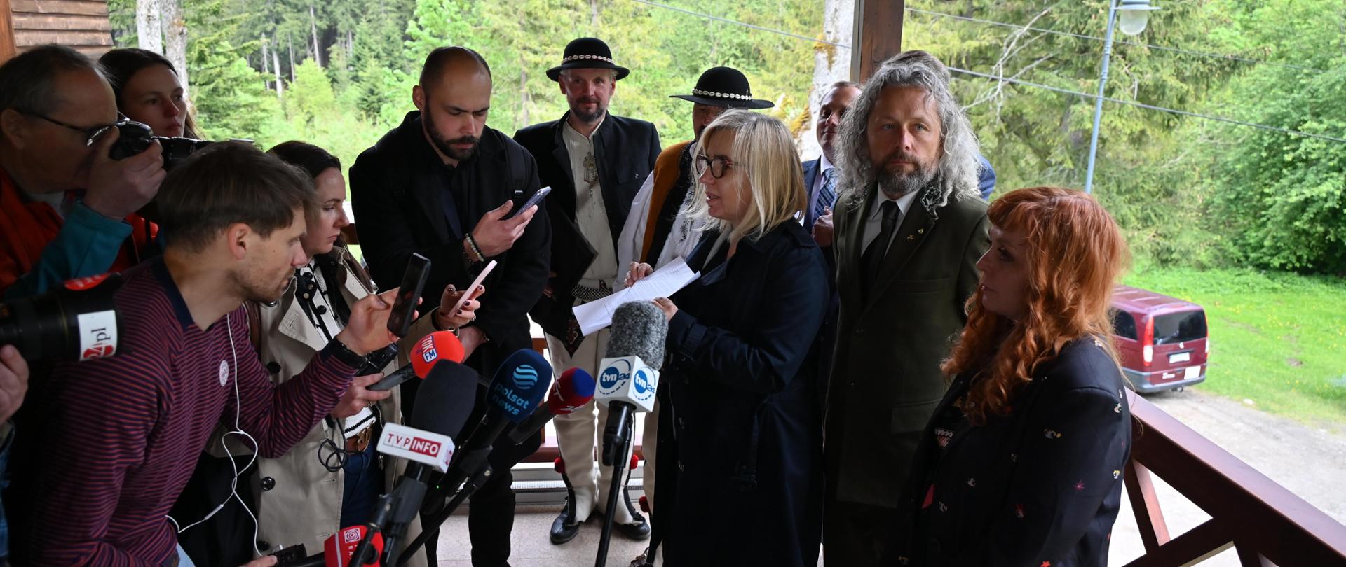 Minister Paulina Hennig-Kloska po spotkaniu prezentuje katalog ustaleń w sprawie transportu do Morskiego Oka