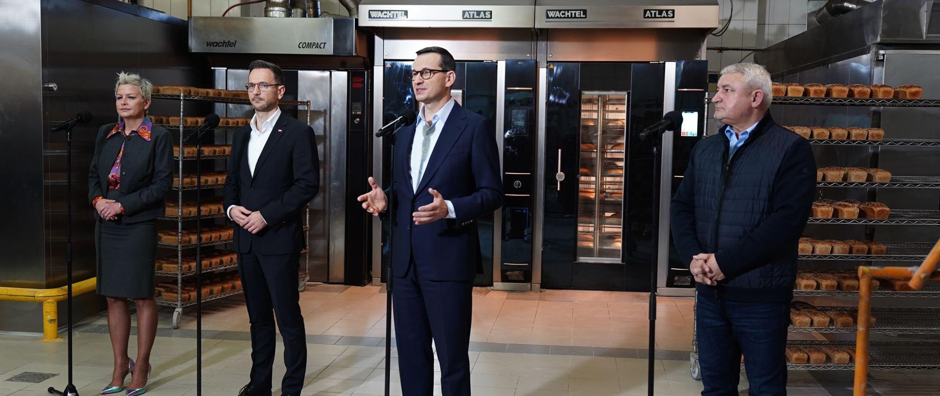 od lewej: wiceminister Anna Łukaszewska-Trzeciakowska, minister Waldemar Buda, premier Mateusz Morawiecki, przedsiębiorca